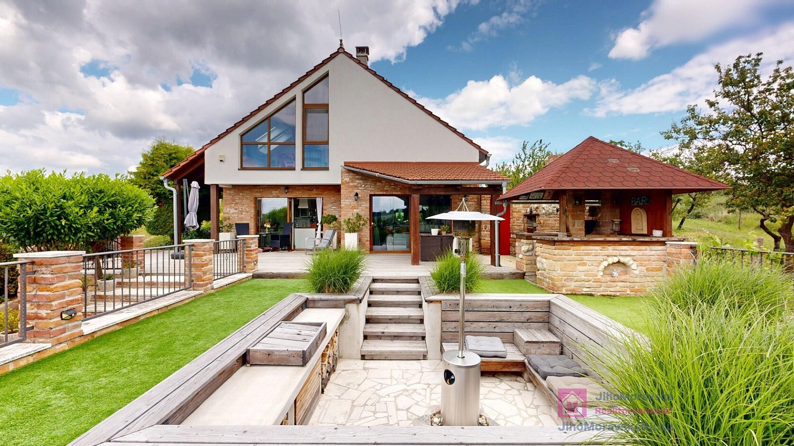 Prodej domu 252 m² s pozemkem 1 211 m²